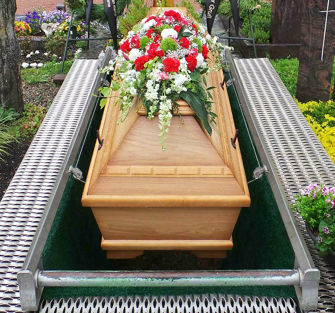 Sargbeisetzung mit Angehörigen am Grab