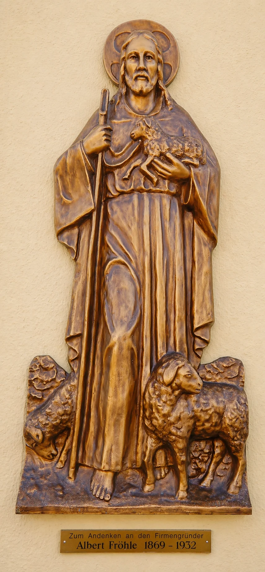 Bronzerelief des Guten Hirten mit Gedenktafel: „Zum Andenken an den Firmengründer Albert Fröhle 1869–1932
