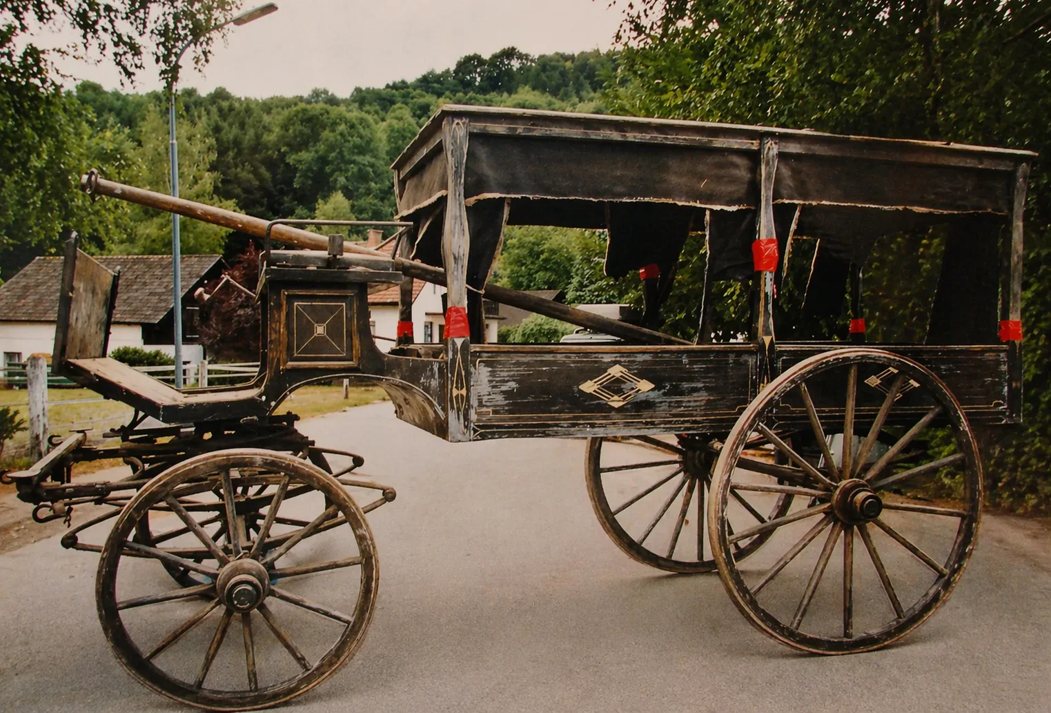 Historischer Leichenwagen mit Pferdedeichsel, restauriert auf einem Anhänger präsentiert