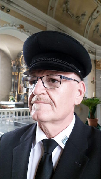 Winfried Fröhle als städtischer Totengräber und Bestatter in Dienstkleidung