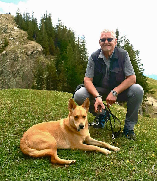 Winfried Fröhle mit seinem Hund in der Natur – private Aufnahme